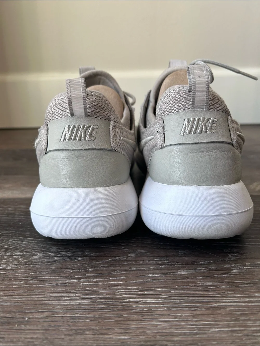 Nike Womens Roshe Two Sneaker Size 9